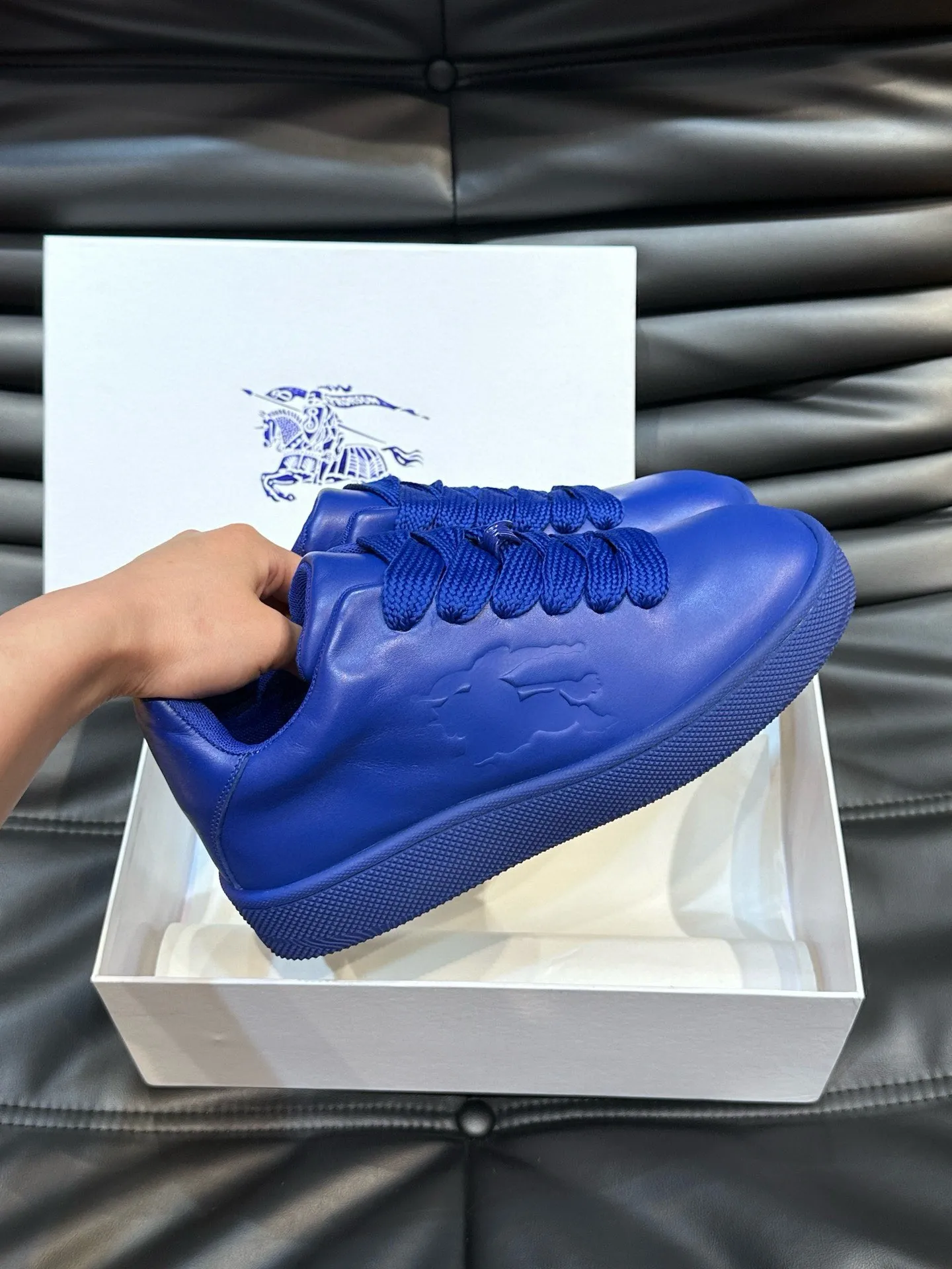Factory price: 500💰Burberry Box series👫Thick-soled casual sports shoes for couples, cool sneakers and bread shoes, purchased and developed from the original version, the top version of the Box series sports shoes, made of original plaid/knitted fabric, embellished with embossed Equestrian Knight logo (EKD). Made of mesh lining, the laces are decorated with metal coils, the rubber sole is decorated with the Burberry letter logo, and the original molded 3.5CM two-color T men's shoe 💰U outsole! Code number: 35-45 (35-45 customized)